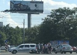 На одной из оживленных улиц Ставрополя сбили мотоциклиста