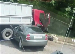 Два человека погибли в жутком тройном ДТП на Ставрополье - последствия попали на видео