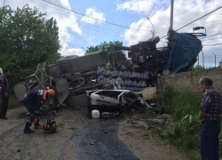 Бетономешалка снесла «Ниву» из-за сорванных тормозов в Ставрополе 