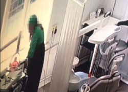 Девушка "без комлексов" украла кошелек и украшение пациентки прямо в кабинете стоматолога на Ставрополье