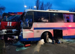Дети выпрыгивали из окон автобуса после столкновения с пожарной машиной в Пятигорске