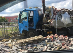 Грузовик рассыпал плитку на дороге в Ставрополе