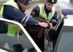 Найденные в лесу наркотики и пистолет мужчина пытался перевезти, но попался полиции на Ставрополье