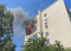 Жителей многоэтажки массово эвакуируют из-за сильного пожара в квартире на северо-западе Ставрополя