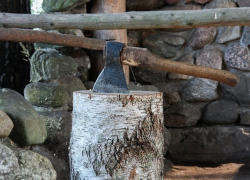 Женщина угрожала обидчице топором и ножом