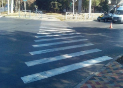 Лихачка за рулем дорогого внедорожника сбила женщину на «зебре» в Ставрополе