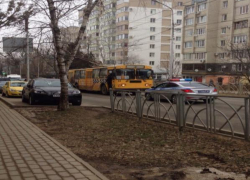 Женщину-водителя придавило троллейбусом в центре Ставрополя