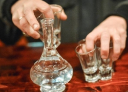 В Новоалександровском районе мужчина сломал собутыльнице ноги