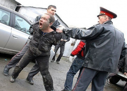 Молодой человек ударил ногами полицейского и сорвал с него погон на Ставрополье