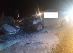 Водитель иномарки врезался в припаркованный на трассе в Андроповском округе грузовик и погиб
