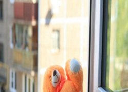 В Ставрополе двухлетняя девочка чуть не выпала из окна