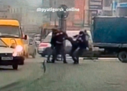 Драка водителей в центре Пятигорска попала на видео