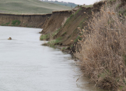 Ставропольские спасатели доставали из водохранилища внедорожник