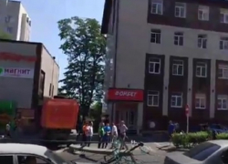 Сбивший опору ЛЭП мусоровоз оставил без света жителей улицы Октябрьской в Ставрополе