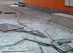 Взрыв на АЗС выбил окна в соседних зданиях от заправки в Пятигорске: видео