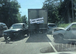 Две отечественные «легковушки» устроили ДТП и спровоцировали пробку в Ставрополе