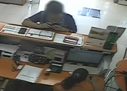 Тайные манипуляции воровки в салоне связи на Ставрополье попали на видео