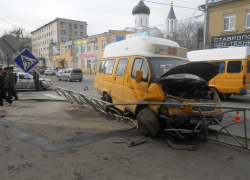 Маршрутка столкнулась с легковушкой на опасном перекрестке Ставрополя