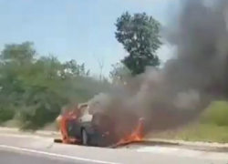 ВАЗ-21099 сгорел дотла на трассе Ставрополь - Невинномысск