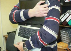  Мужчина, работавший программистом в сельской школе на Ставрополье, похитил оттуда 11 ноутбуков