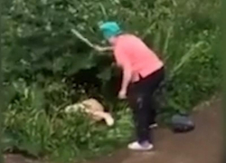 В Ставрополе пенсионерка избила пару, занимающуюся сексом в кустах