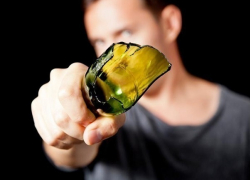 Мужчина рассек знакомой щеку стеклом и пообещал убить ее в Ставропольском крае