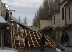В Ставрополе ветер снес крышу гаражного кооператива