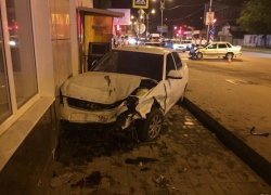 В аварии в Пятигорске автомобиль "впечатал" женщину в стену