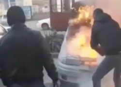 Ставропольцы пытались потушить горящий "Фиат" на Октябрьской