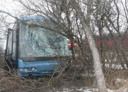 Автобус столкнулся с двумя легковушками в Кочубеевском районе