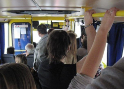 62-летняя женщина получила травму спины из-за падения в салоне маршрутки в Ставрополе