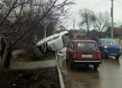 Белая «легковушка» вылетела с дороги и перевернулась на Ставрополье