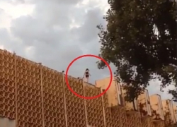 Смертельно опасные прогулки юной девушки по краю крыши старого кинотеатра сняли на видео в Ставропольском крае