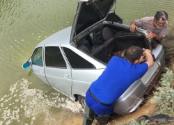 «Двенадцатая» скатилась в речку, когда хозяин авто пас коров на Ставрополье