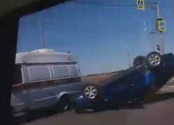 Голубая иномарка перевернулась после ДТП на выезде из Ставрополя