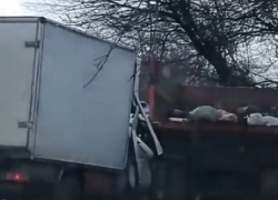 Пытавшийся выбраться из «Газели» после жесткого ДТП с мусоровозом человек попал на видео под Ставрополем 