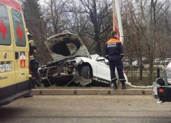 В центре Пятигорска БМВ влетел в автобус и легковушку