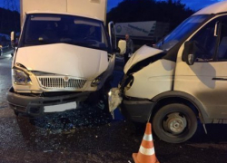 Маршрутка столкнулась с грузовой "Газелью" в Пятигорске