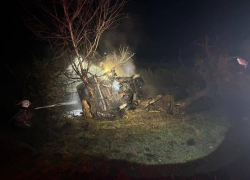 Мужчина сгорел заживо во врезавшемся в дерево автомобиле на Ставрополье