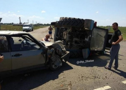 Трактор перевернулся после жесткого ДТП с «девяткой» на Ставрополье 