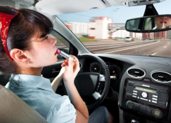 Девушка-водитель снесла на трассе Ставрополья отбойник и с травмой головы скрылась с места ДТП