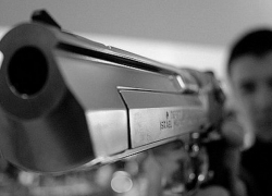 Житель Петровского района выбивал долги при помощи пистолета