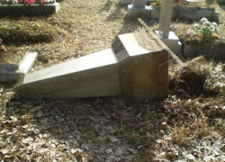 В Пятигорске вандалы разбили 40 памятников на двух кладбищах