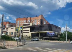 Здание ТЦ продают на перекрестке улиц Серова и Достоевского в Ставрополе за 100 миллионов