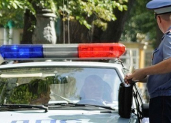 "Митсубиси" врезалась в полицейскую машину: правоохранителя доставили в больницу