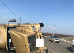 На Ставропольской трассе перевернулся грузовик
