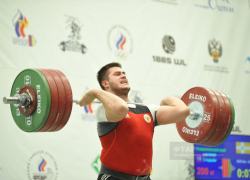 Ставропольские тяжелоатлеты соревновались в силе и мощи на помосте в Солнечнодольске 