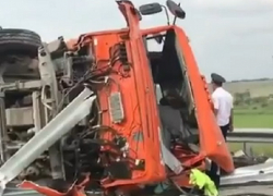 Перевернутый на Ставрополье грузовик с металлом внутри попал на видео