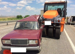 "Семерка" врезалась в каток из-за удара сзади на трассе "Кавказ" - один человек погиб