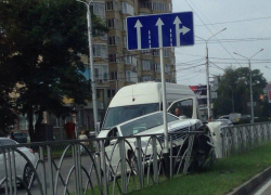 В Ставрополе «Мерседес» врезался в ограждение и после столкнулся с маршруткой